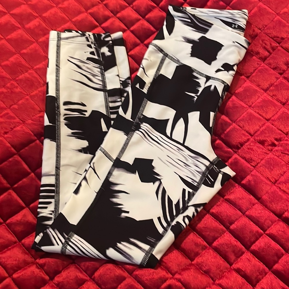 Like new. Never worn under armor leggings.l with pockets.
